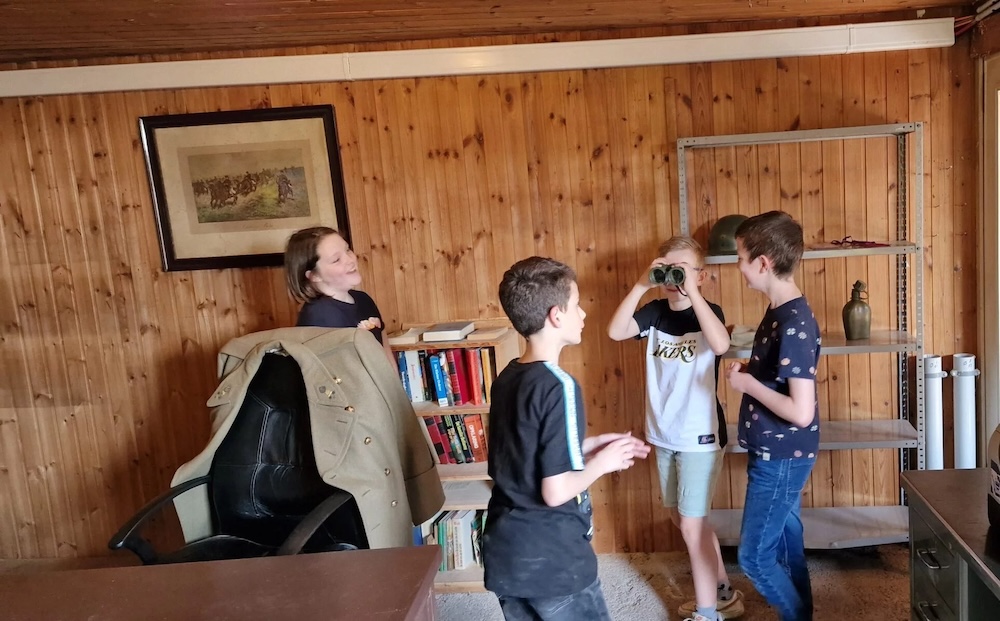 Kinderen zoeken aanwijzingen in de kids escaperoom van Funbase Tienen